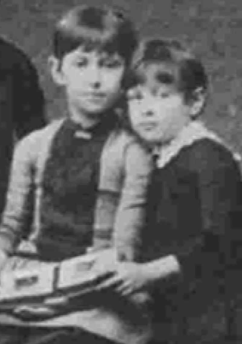 Ausschnitt aus einem Familienfoto von 1890, Königsberg: Elisabeth (links), Frida (rechts). Foto: Privatfoto mit Genehmigung der Schreiber und Eichelbaum Nachfahren Bild: Schreiber und Eichelbaum  Nachfahren