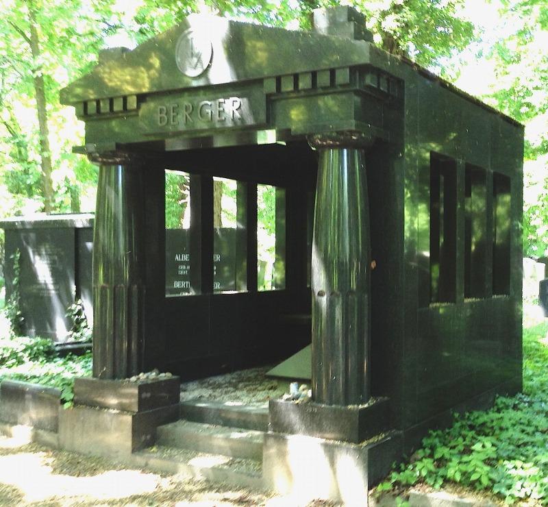Monument Julius Berger, Jüdischer Friedhof Weissensee Feld B VI, Erbbegräbnis Nr.3579 Bild: F. Springer Moehl