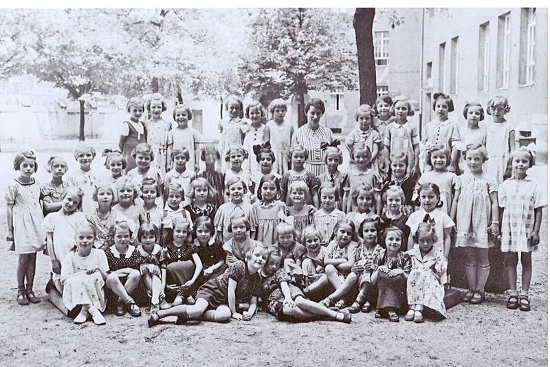 Marion Samuel auf einem Klassenfoto (das Mädchen mit der auffälligen Schleife im Haar), aufgenommen im Hof eines Hauses in der Sonnenburger Straße © Götz Aly