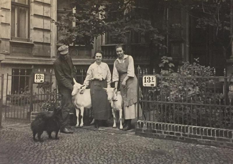 Hildegard Eisner vor ihrem Haus © Familienbesitz