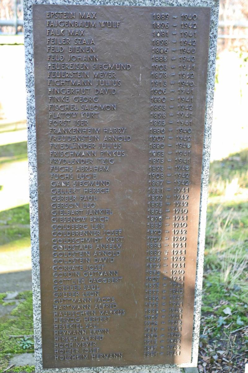 Salomon Fischel; Gedenkstele auf dem Jüdischen Friedhof Weißensee an dem Urnenfeld mit Aschen aus den Konzentrationslagern; Foto © P. Gutsche