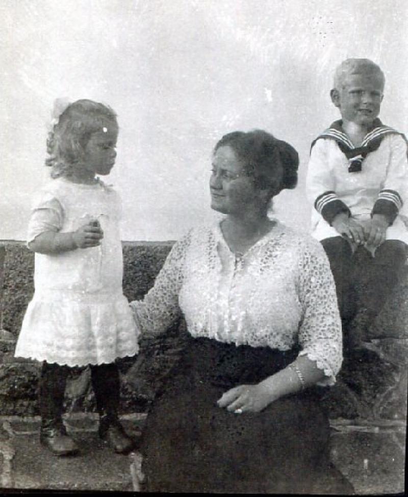 Aufnahme von Nanny Lewin (geb. Gottschalk) und ihren Kindern Ursula und Ludwig