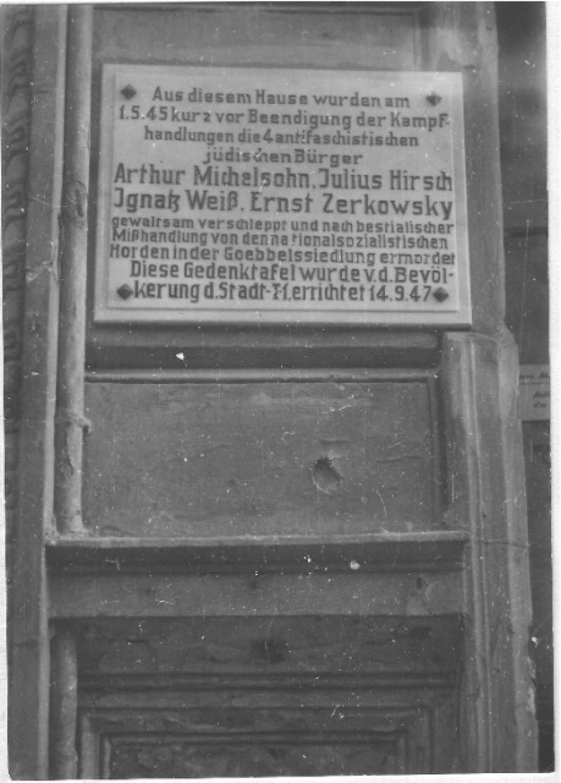 Gedenktafel am Wohnhaus von Arthur Michelsohn, Ost-Berlin Okt. 1947