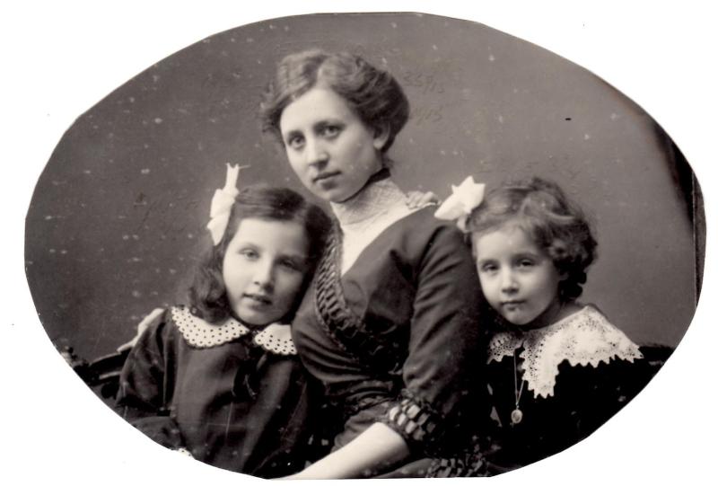 Gertrud Teppich mit ihren Töchtern Anita und Ilse