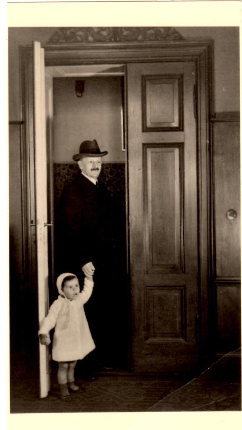Fotografie von Dr. Ernst Silten mit Enkelin Gabriele, um 1935