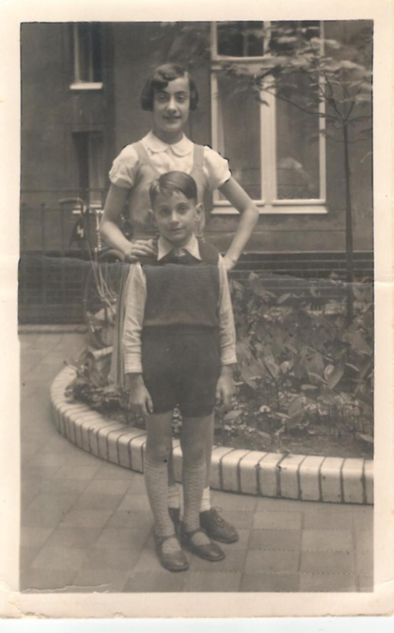 Oscar Epstein mit seiner Schwester Charlotte, 1936