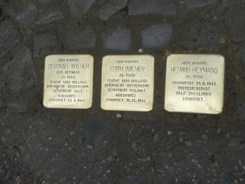 Stolpersteine Deborah Wiener, Edith Wiener, Hedwig Heymans / Foto: © Museum Neukölln