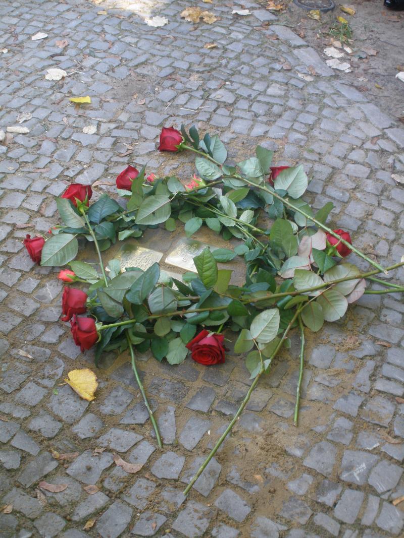 Nach der Verlegung - Fotorechte: Projekt Stolpersteine Teltow-Zehlendorf