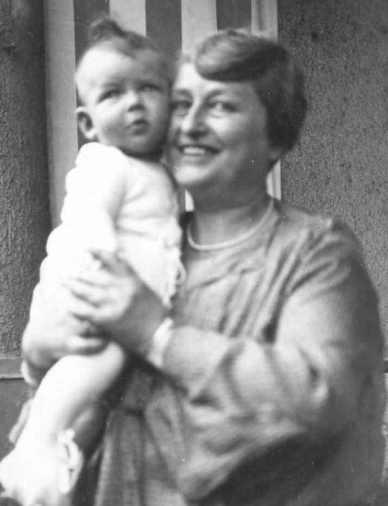 Paula Mayer mit Enkeltochter Irene Bild: Familienarchiv