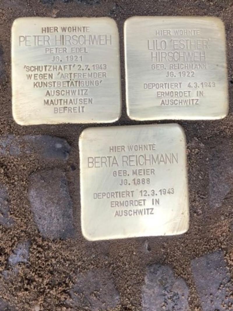 Stolpersteine für Berta Reichmann, Lilo und Peter Hirschweh in der Sonnenallee 174. Foto: Eric Strohmeier-Wimmer