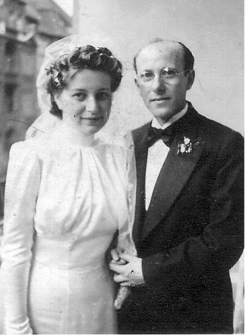 Hildegard und Herbert Abraham am Tag ihrer Trauung auf dem Balkon in der Jenaer Straße 19 (Foto aus Privatbesitz)