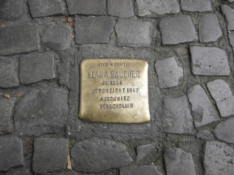 Stolperstein für Klara Raucher, Hermannstraße 46 © Ruben / Museum Neukölln