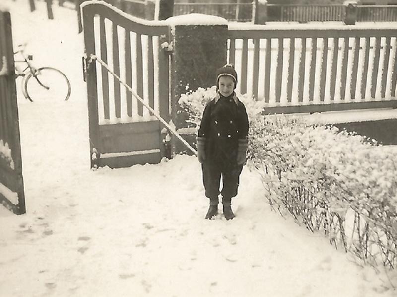 Eva Reichenbach vor dem Haus Egerstraße 12, Foto: Besitz Daniel Graf