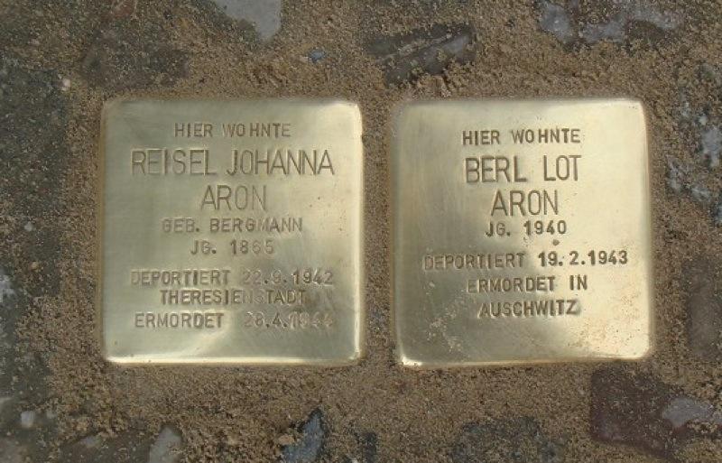 Stolpersteine für Reisel und Berl Aron