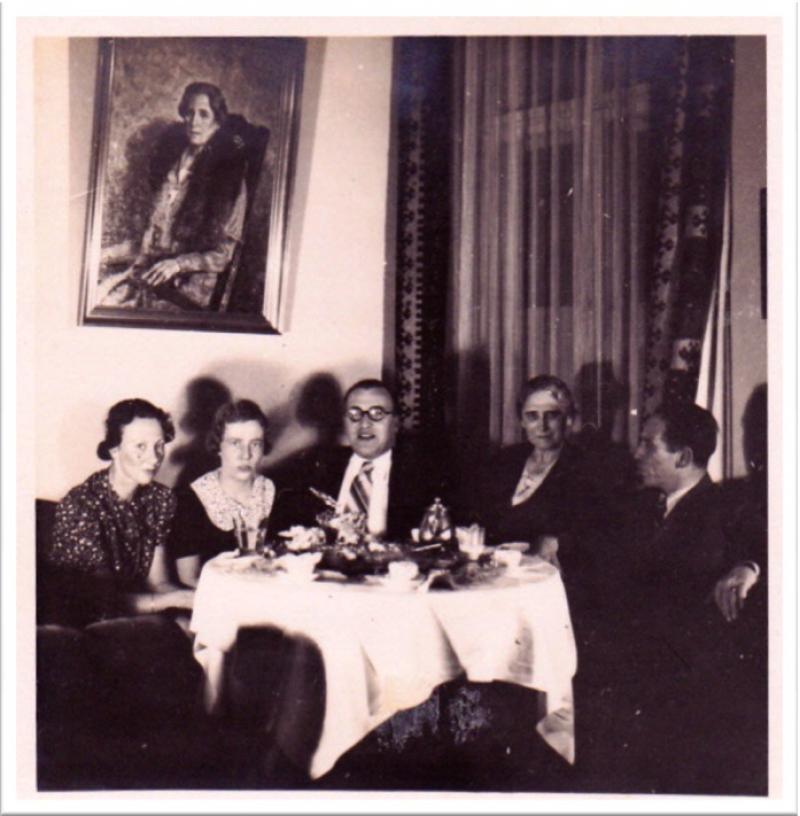 Richard Ems (Mitte) im Familienkreis mit seiner Mutter (4. v. l.) und seiner Frau (2. v. l.), Berlin-Schützenstr., 25. 10. 1939