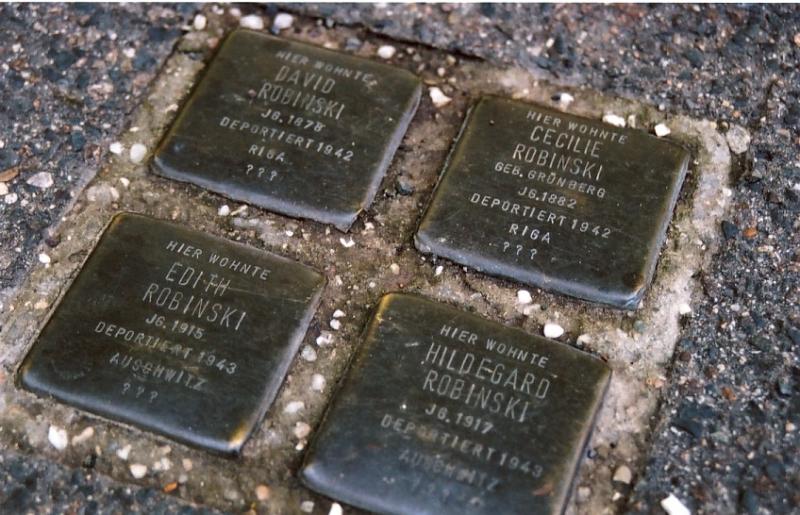 Stolpersteine für David, Cecilie, Edith und Hildegard Robinsli.