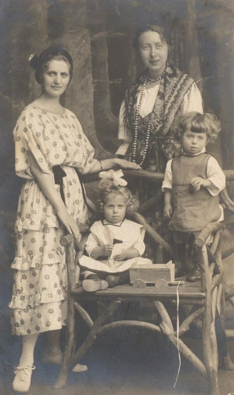 Paula Rothschild mit Zwillingen Marianne und Karlheinz und einer Verwandten (rechts oben), 1922