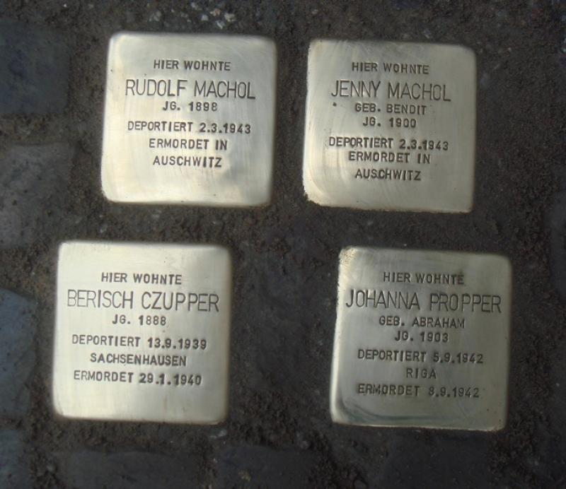 Stolpersteine für Rudolf und Jenny Machol, Berich Czupper und Johanna Propper