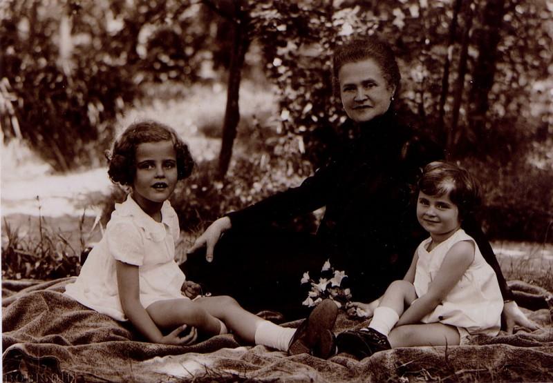 Ruscha mit ihren Enkeltöchtern Renate und Effie Bild: Familienbesitz