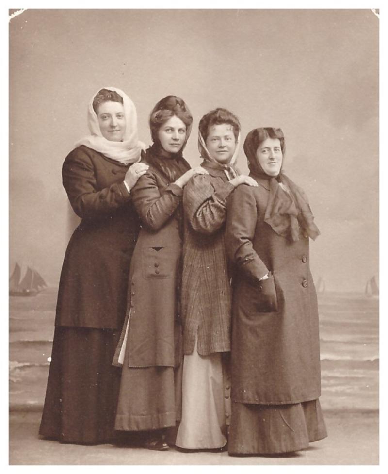 Ruscha mit ihren Schwestern Bild: Familienbesitz