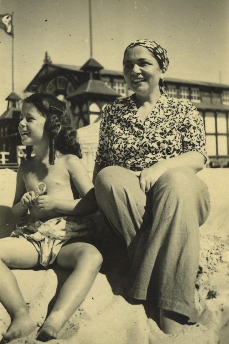 Ruth Schlome und ihre Tochter Susanne an der Nordsee. Copyright: Susanne Woodin