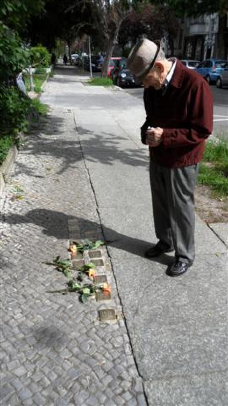 Martin Lewin am Stolperstein seiner Mutter Frieda Lewin: "I now can find closure."