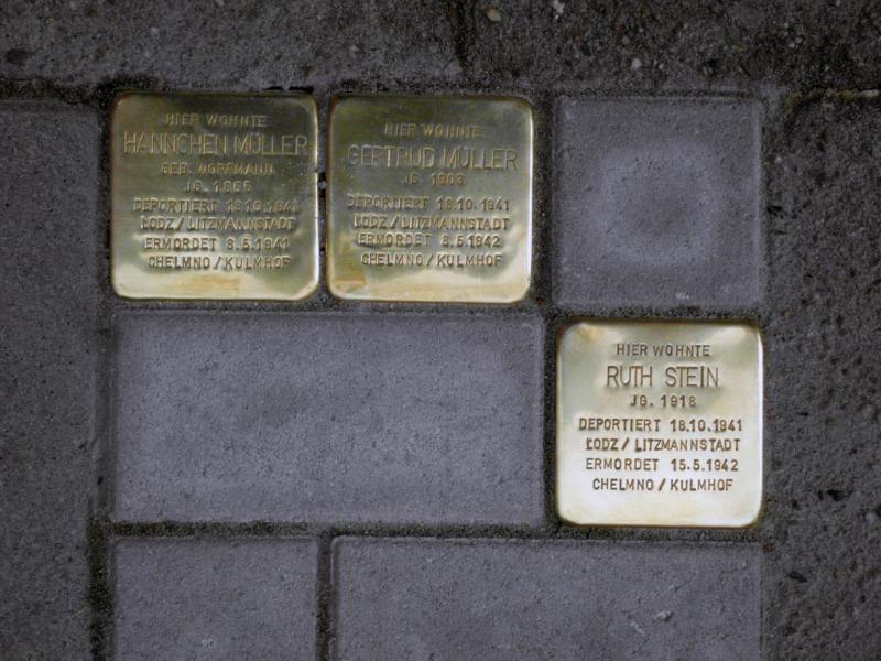 Stolpersteine für Hannchen Müller, Gertrud Müller, Ruth Stein.
