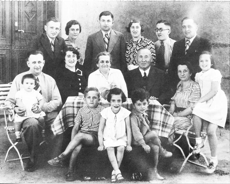 Familienfoto der Samuels, unten in der Mitte Marion mit ihrer Lieblingsschleife, August 1937 © Götz Aly