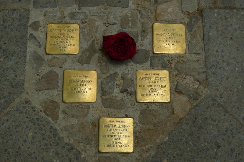 Stolpersteine für Martha Scheff und ihre vier Töchter Barbara, Clara, Gabriele und Margarete Scheff. Copyright: Privatarchiv