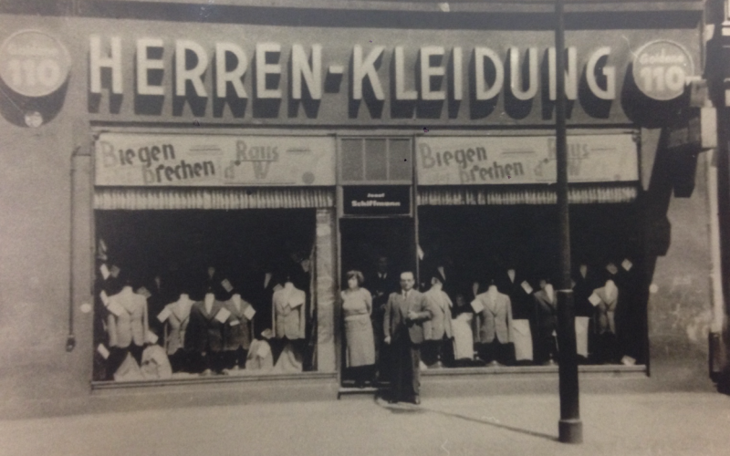 Cilla und Josef Schiffmann vor ihrem Geschäft in der Skalitzer Str. 110 um 1930