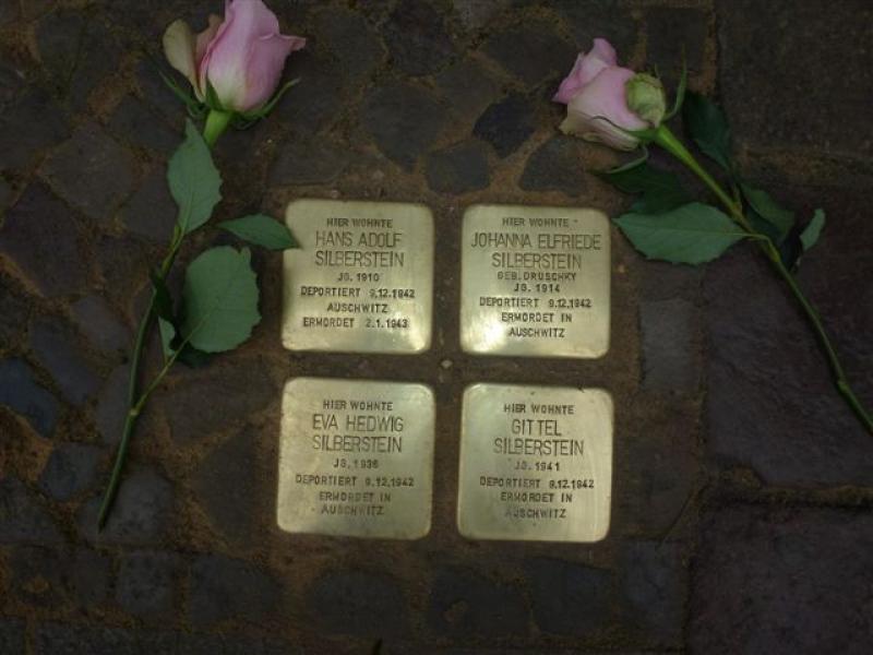 Stolpersteine für Hans Adolf, Johanna Elfriede, Eva Hedwig und Gittel Silberstein.