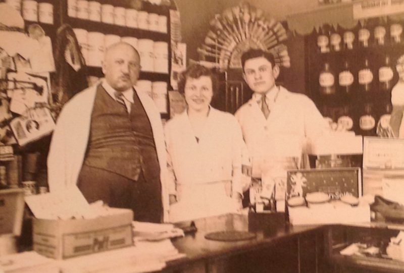Leo und Rosette Cohn sowie Rosettes Bruder Leopold in ihrer Drogerie - Foto: Familienbesitz