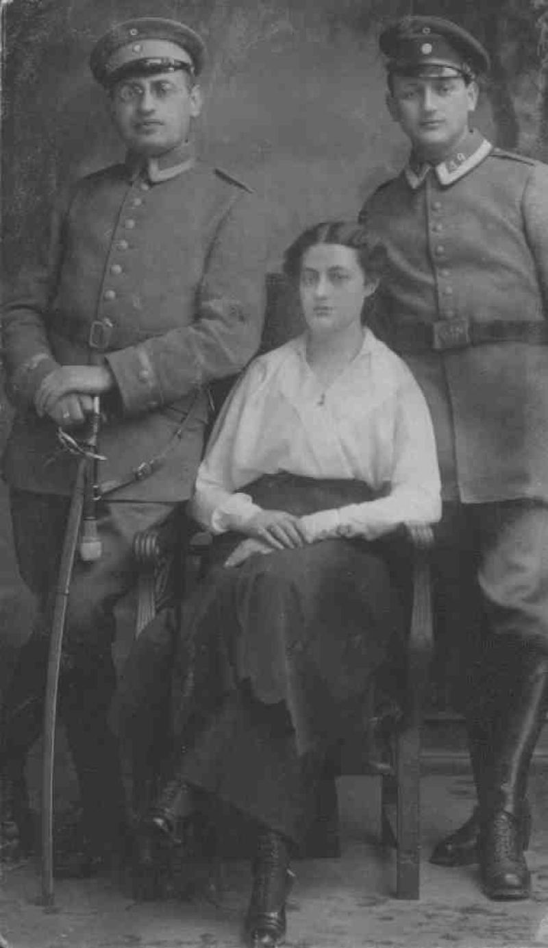 Siegmund (links) mit den Geschwistern Louis und Berta; Foto privat von Parvis Vaziri-Elahi