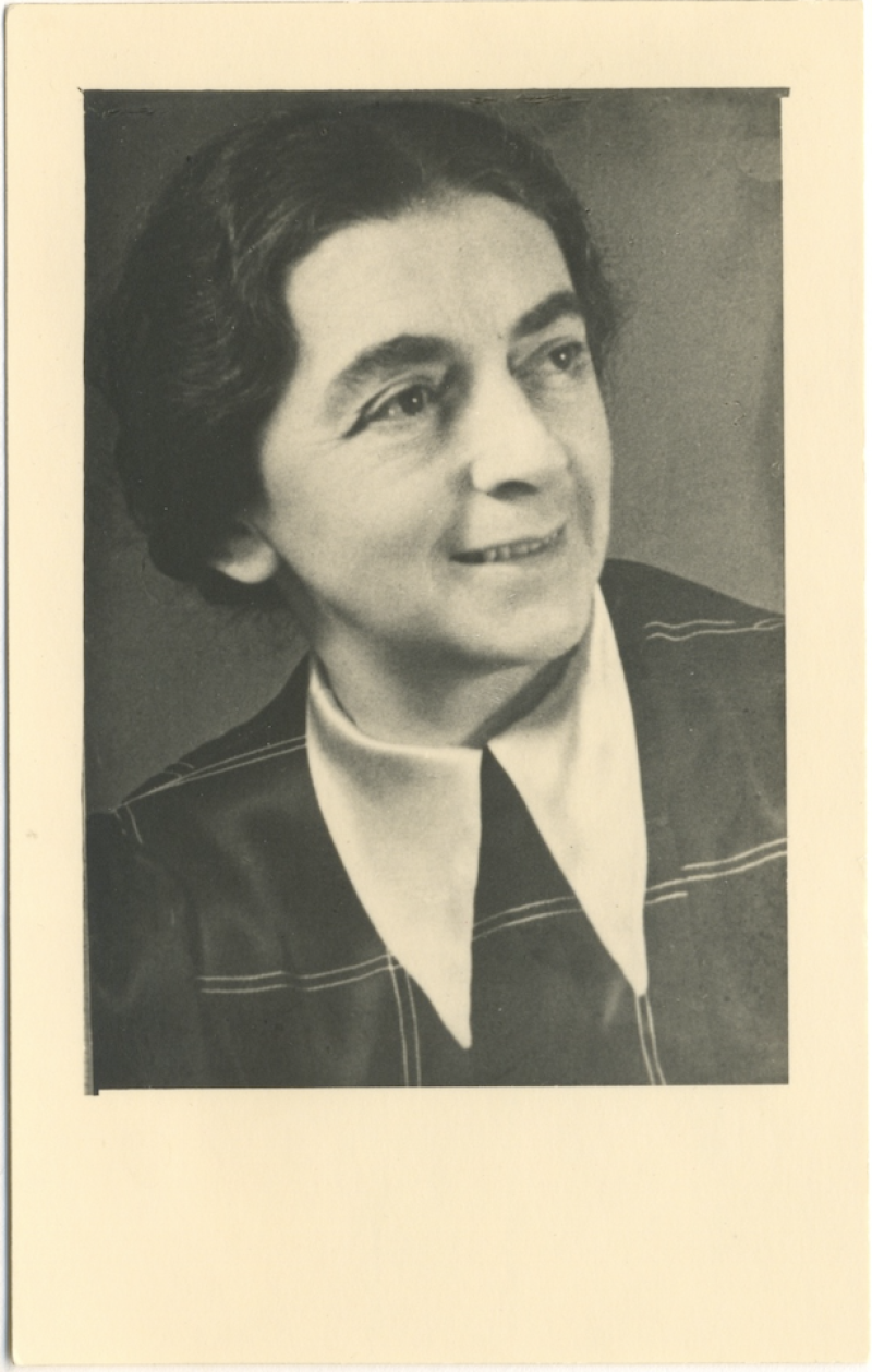 Schwarz-weiß Aufnahme von Else Solms, geb. Rosenthal. Ein Frau mit gewellten, dunklen Haaren, die nach links schaut und lächelt. Foto; Privatbesitz