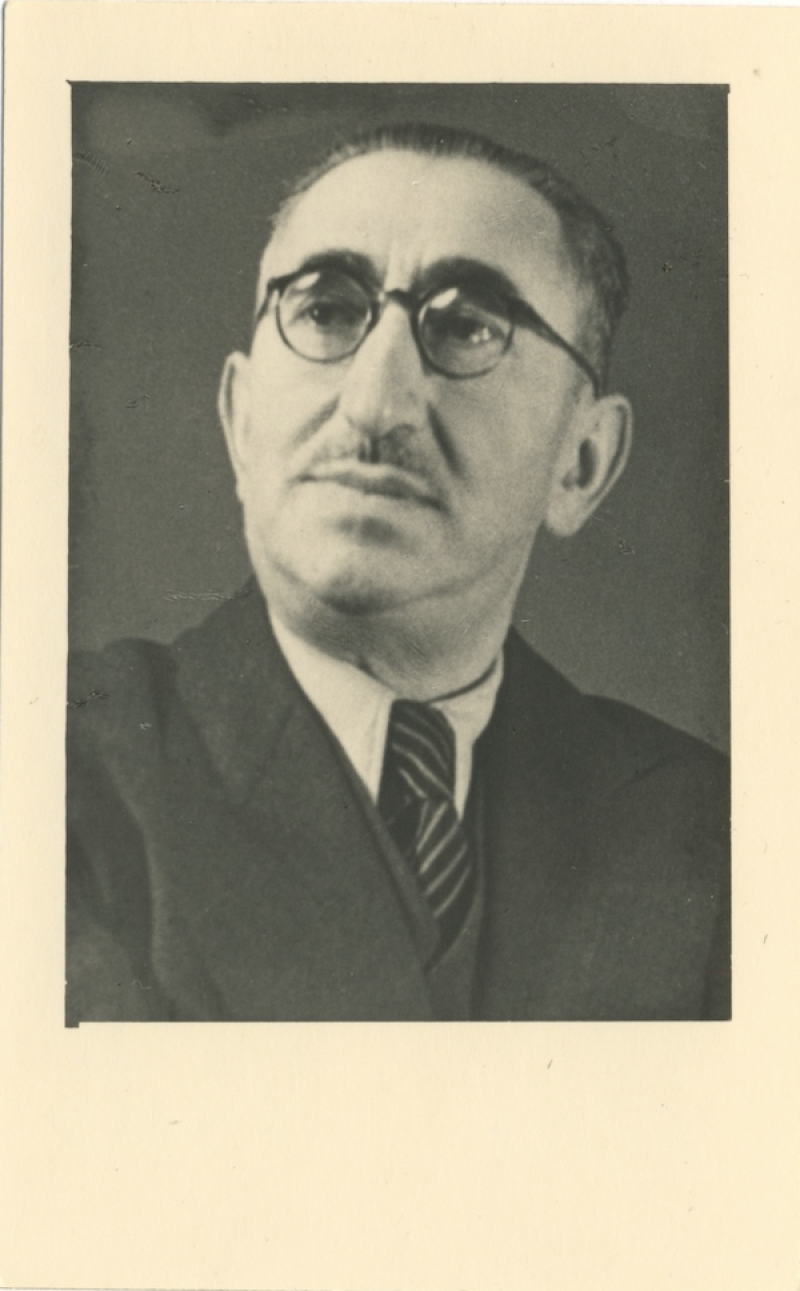 Schwarz-weiß-Aufnahme von Matin Solms, ein Mann in Anzug, kurzen zurückgekemmten Haaren mit Brille und Oberlippenbart in leicht schräger Ansicht. Foto: Privatbesitz