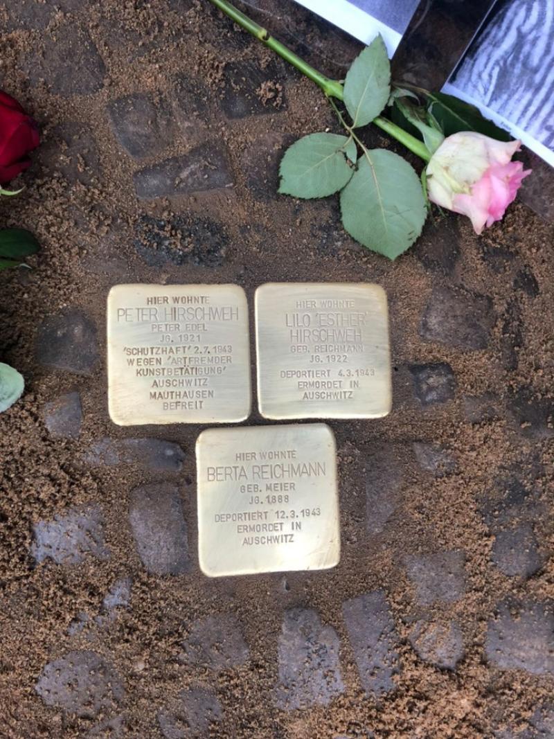 Stolpersteine für Berta Reichmann, Lilo und Peter Hirschweh in der Sonnenallee 174. Foto: Eric Strohmeier-Wimmer