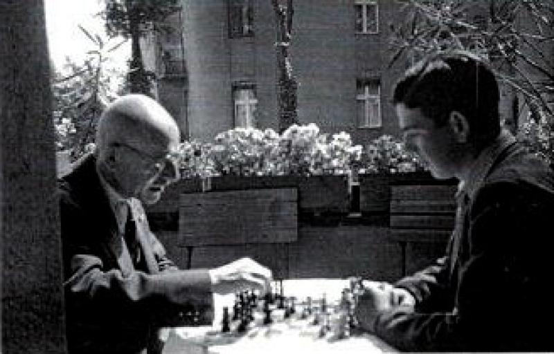 Siegfried Sternweiler beim Schachspiel mit einem seiner Söhne © Wolfgang Holtz