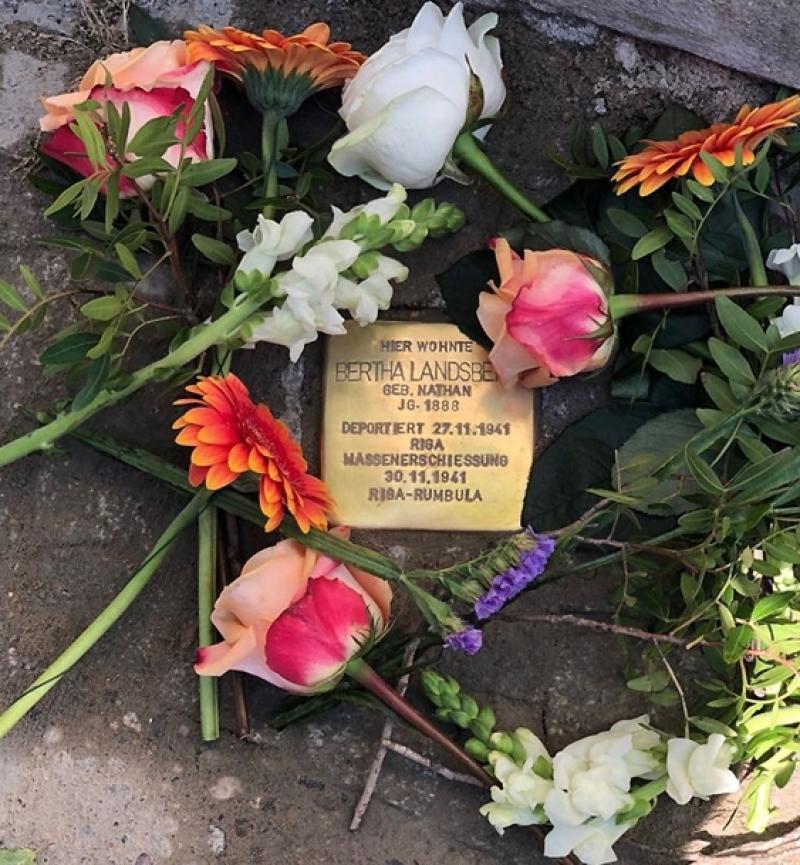 Stolperstein für Bertha Landsberg mit Blumen Bild: Johann-Wolfgang Landsberg-Becher