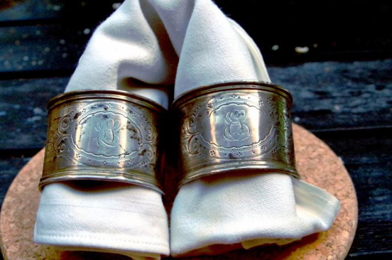 Erinnerungsstücke an Lisbeth und Edith Saul, Serviettenringe mit den Initialen LS und ES (Foto: Stephan Ebers)