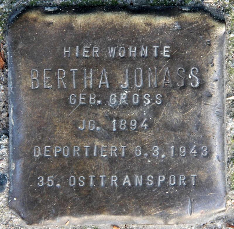 Stolperstein für Bertha Jonass.