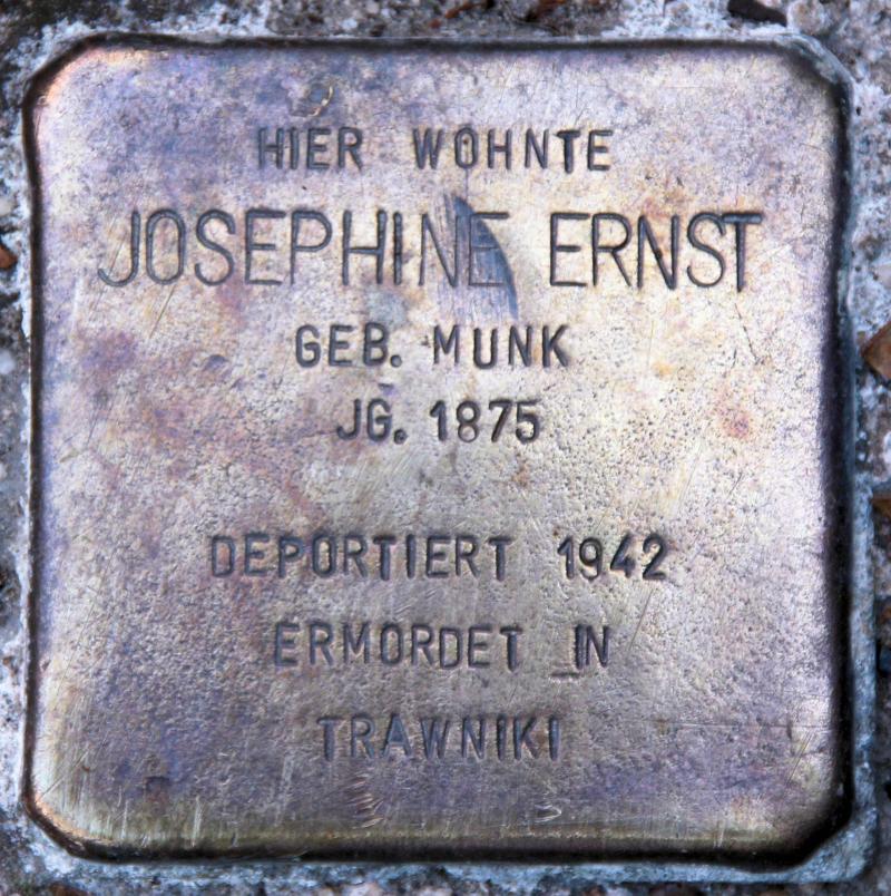 Stolperstein für Josephine Ernst.