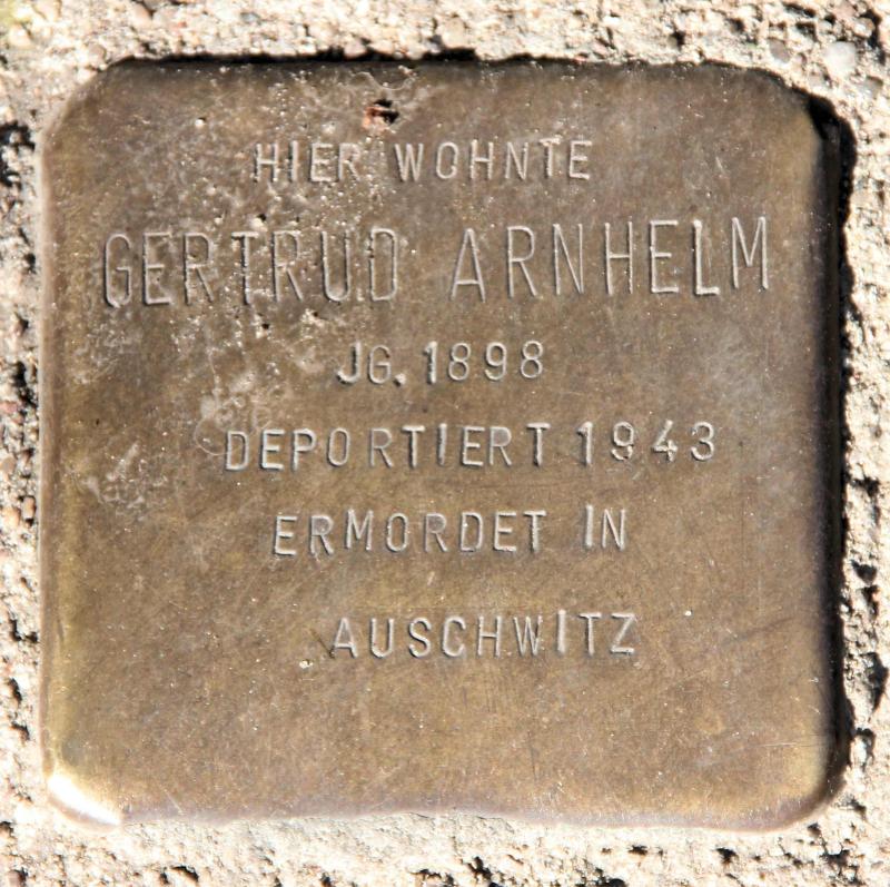Stolperstein für Gertrud Arnhelm.