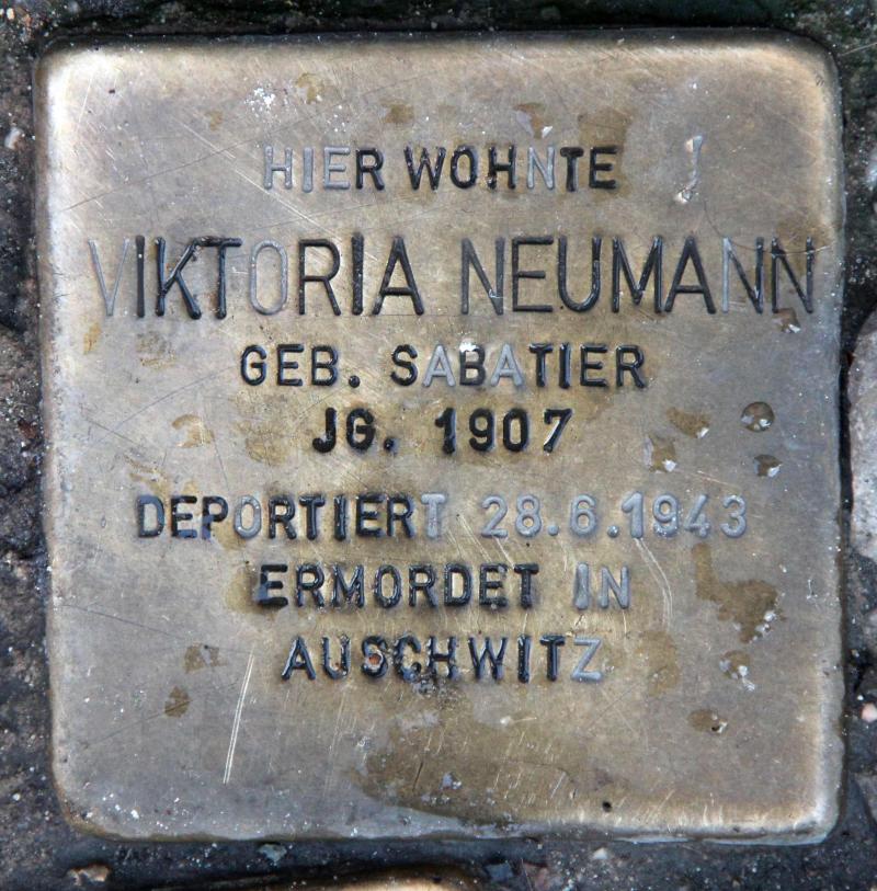 Stolperstein für Viktoria Neumann.