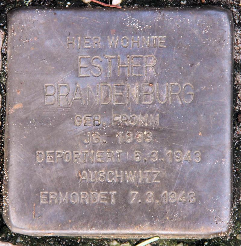 Stolperstein für Esther Brandenburg.