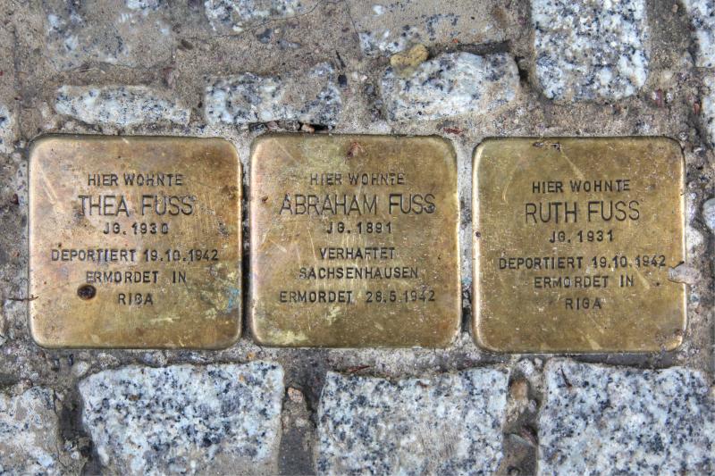 Stolpersteine für Abraham, Thea und Ruth Fuss in der Fehrbelliner Str. 113