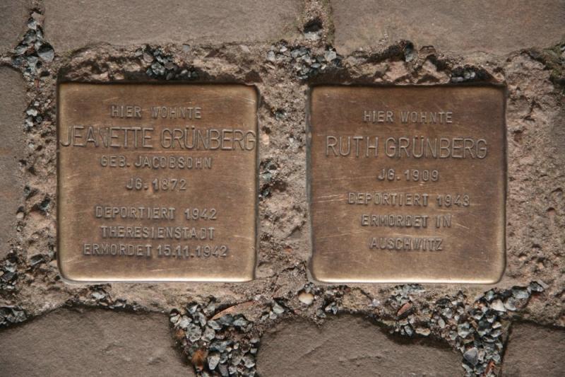 Stolpersteine für Jeanette und Ruth Grünberg