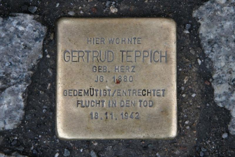 Stolpersteine für Gertrud Teppich