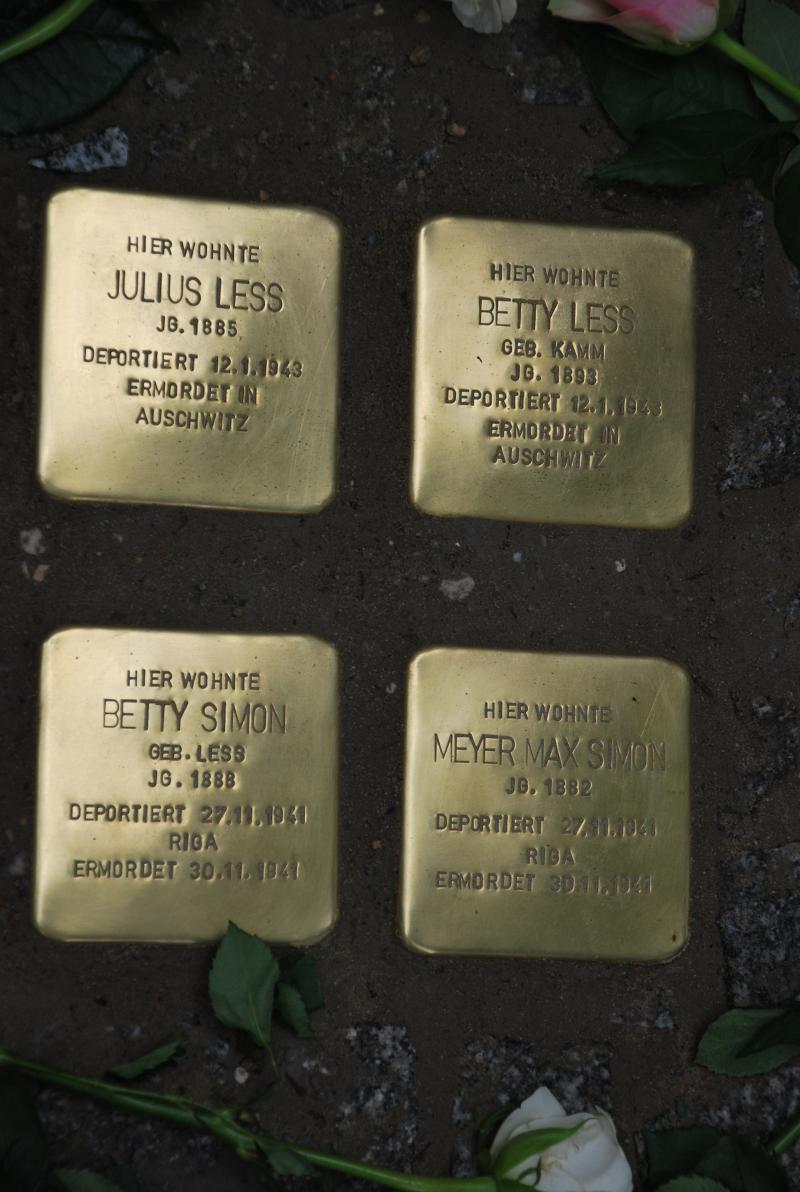 Stolpersteine für Julius und Betty Less, Betty und Meyer Max Simon. Copyright: Mauren Antkowski