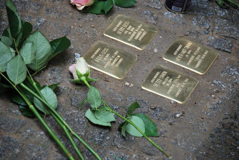 Stolpersteine für Meyer Max und Betty Simon, Betty und Julius Less. Copyright: Mauren Antkowski