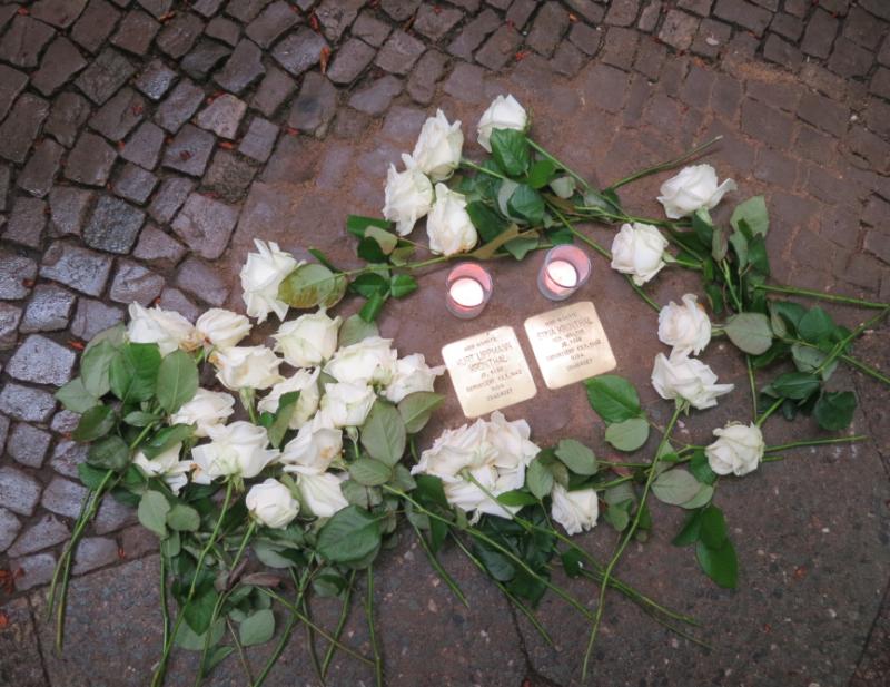 Bei der Verlegung der Steine am 28. April 2015